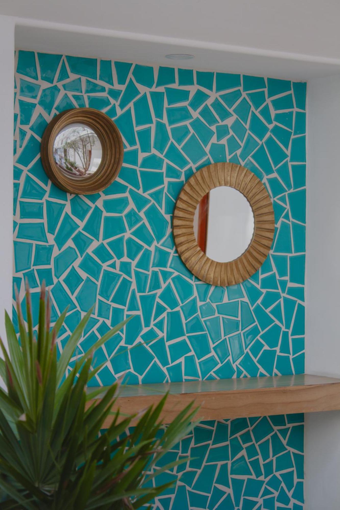 Hotel Catedral La Paz Exterior foto A wall decorated with ceramic tiles