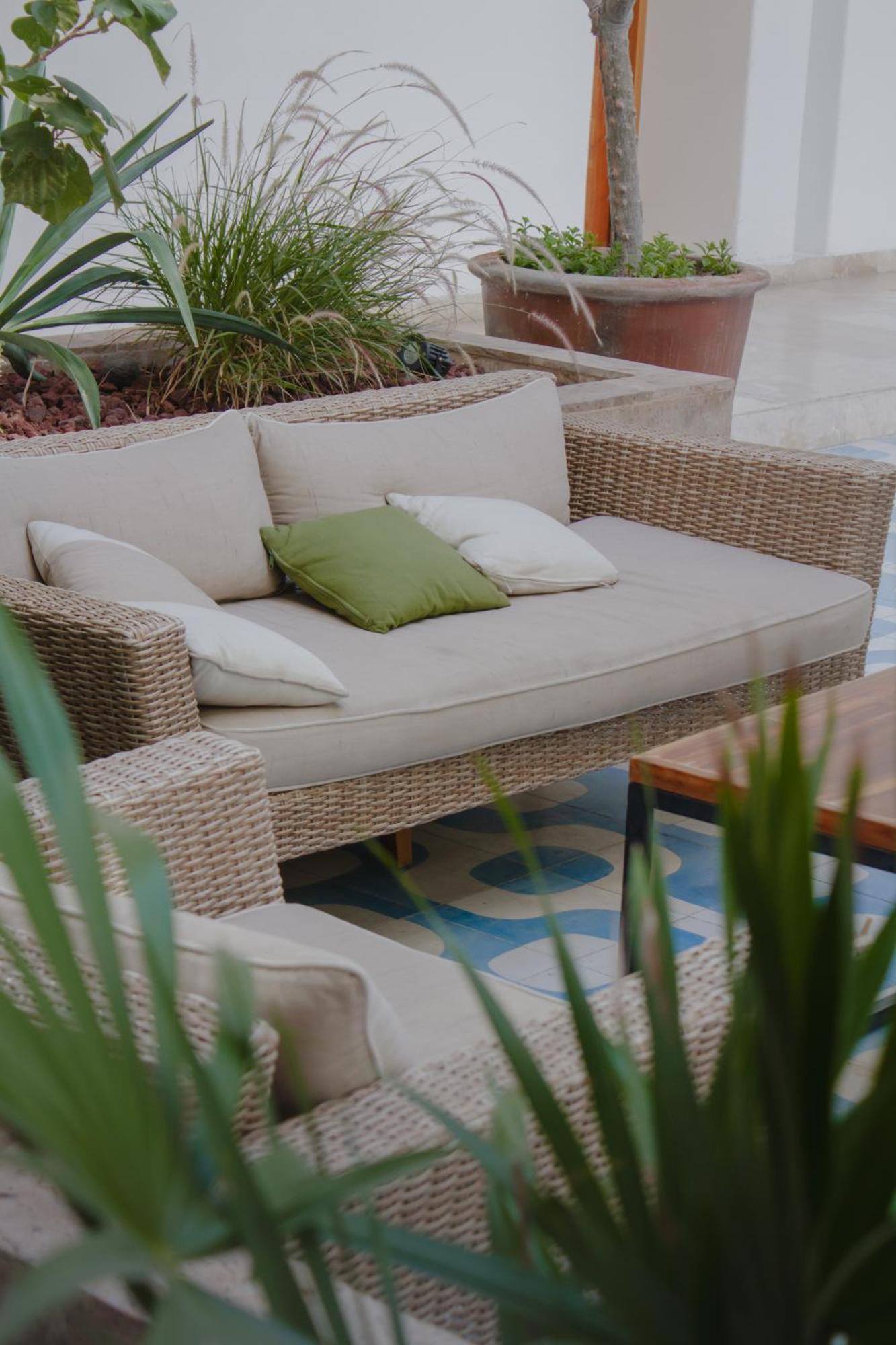 Hotel Catedral La Paz Exterior foto A rattan sofa