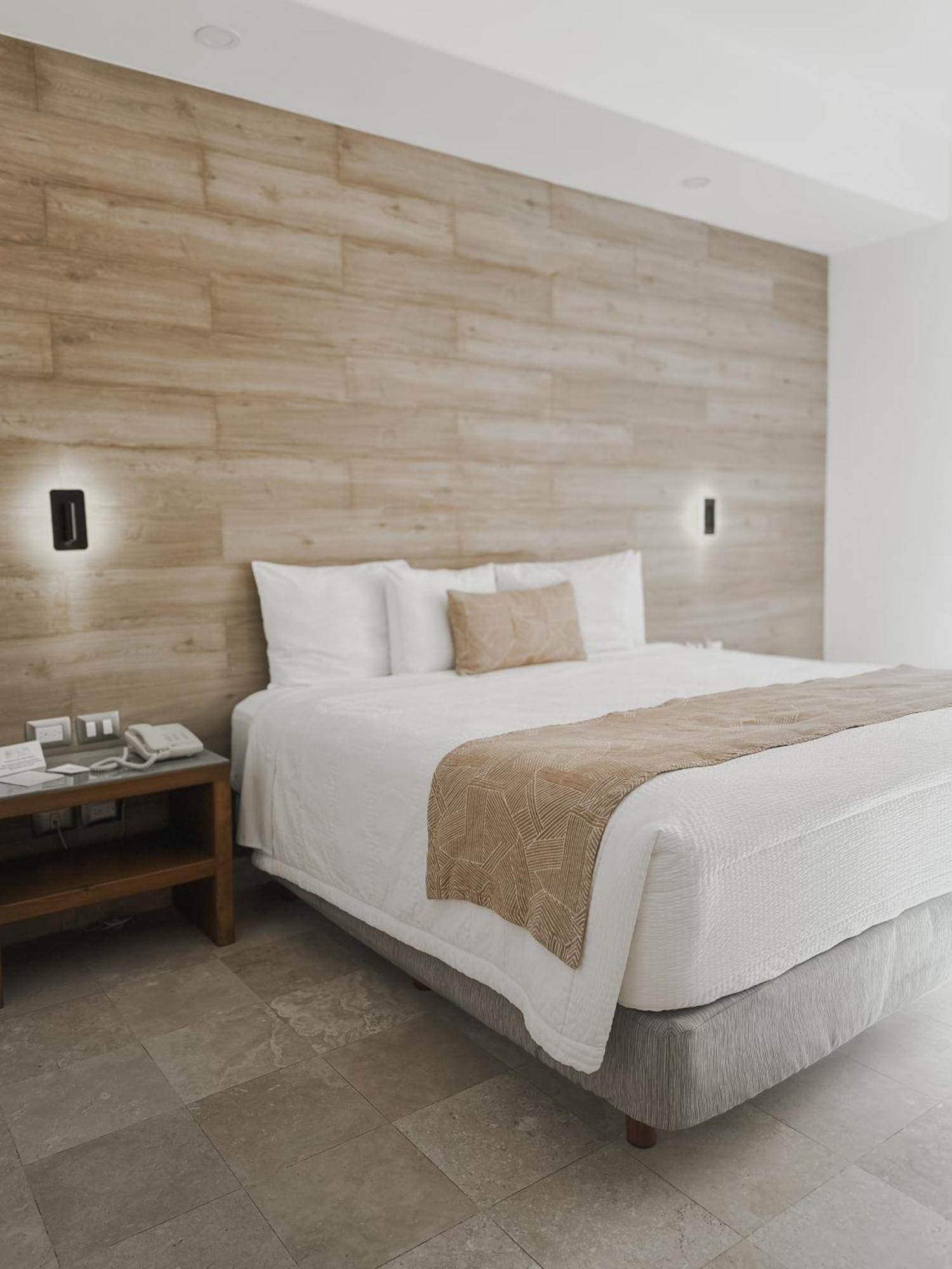 Hotel Catedral La Paz Exterior foto A bed with a bed runner
