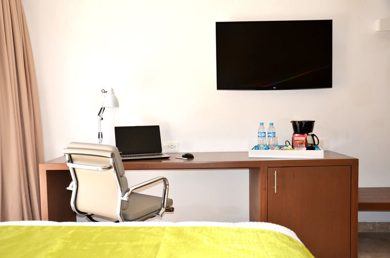Hotel Catedral La Paz Exterior foto A hotel room with a coffee maker
