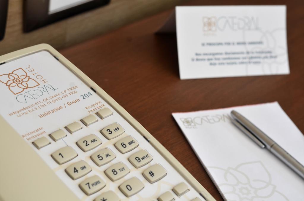 Hotel Catedral La Paz Exterior foto A telephone with a business card